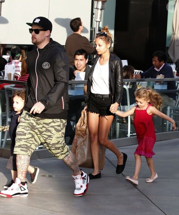 Nicole Richie et Joel Madden avec leurs enfants Harlow et Sparrow à Los Angeles le 16 avril 2013.