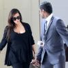 Kim Kardashian surprise au départ de l'aéroport Roissy-Charles-de-Gaulle, s'apprête à emprunter un avion pour Londres. Le 1er mai 2013.