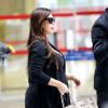 Kim Kardashian surprise au départ de l'aéroport Roissy-Charles-de-Gaulle, s'apprête à emprunter un avion pour Londres. Le 1er mai 2013.