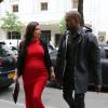 Kim Kardashian et son conjoint Kanye West font du shopping à Paris, le 30 avril 2013.