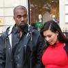 Kim Kardashian et son conjoint Kanye West font du shopping à Paris, le 30 avril 2013.
