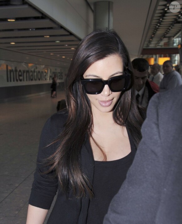 Kim Kardashian arrive à l'aéroport de Heathrow à Londres. Le 1er mai 2013.