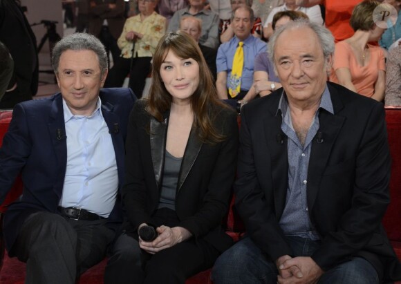 Michel Drucker, Carla Bruni et Maxime Le Forestier lors de l'enregistrement de l'émission "Vivement Dimanche" à Paris, le 17 avril 2013.
