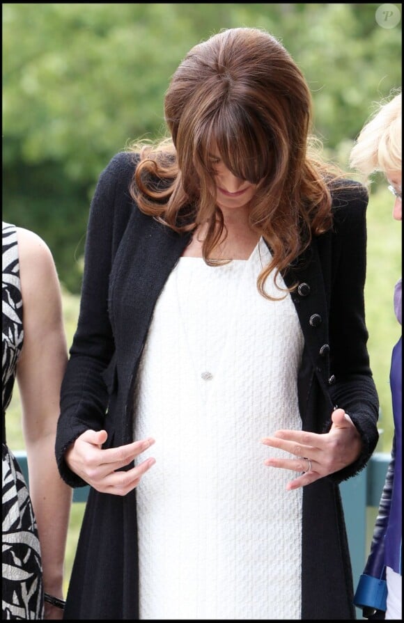 Carla Bruni enceinte reçoit les conjoints des chefs de délégation participant au sommet du G8 à la Villa Strassburger à Deauville, le 26 mai 2011.