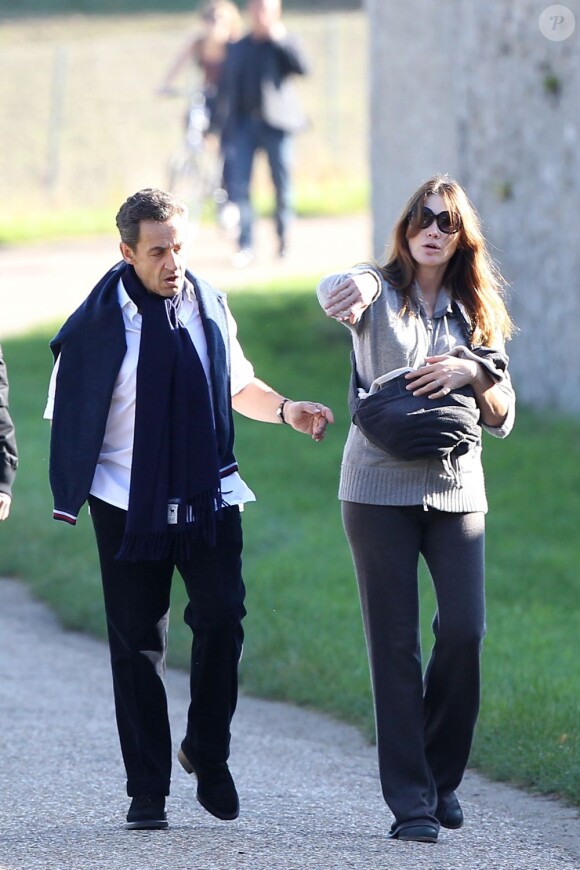 Nicolas Sarkozy se balade avec son épouse Carla Bruni quelques jours après la naissance de leur fille Giulia, née le 19 octobre 2011.