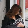 Le 23 octobre 2011, Carla Bruni sort de la clinique de La Muette à Paris avec sa fille Giulia, née le 19 octobre 2011.