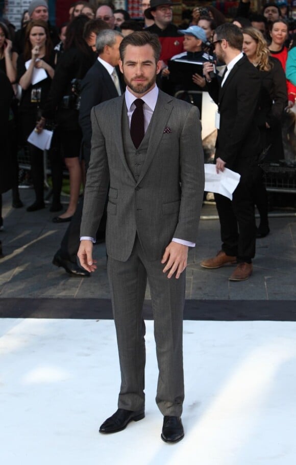 Chris Pine en costume trois pièces à la première du film Star Trek Into Darkness à Londres, le 2 mai 2013.
