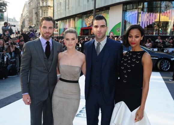 Chris Pine, Alice Eve, Zachary Quinto et Zoe Saldana posent à la première du film Star Trek Into Darkness à Londres, le 2 mai 2013.