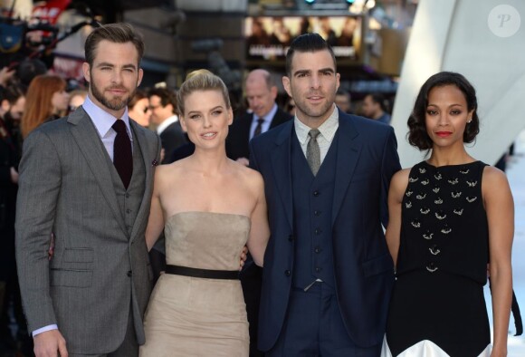 Chris Pine, Alice Eve, Zachary Quinto et Zoe Saldana lors de la première du film Star Trek Into Darkness à Londres, le 2 mai 2013.