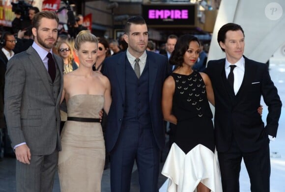 Chris Pine, Alice Eve, Zachary Quinto, Zoe Saldana et Benedict Cumberbatch posent à la première du film Star Trek Into Darkness à Londres, le 2 mai 2013.