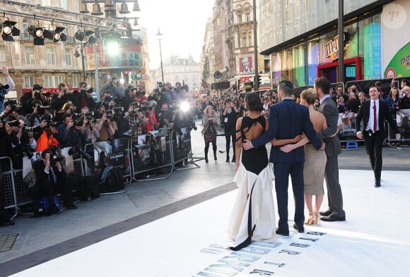 Chris Pine, Alice Eve, Zachary Quinto, Zoe Saldana et Benedict Cumberbatch à la première du film Star Trek Into Darkness à Londres, le 2 mai 2013.