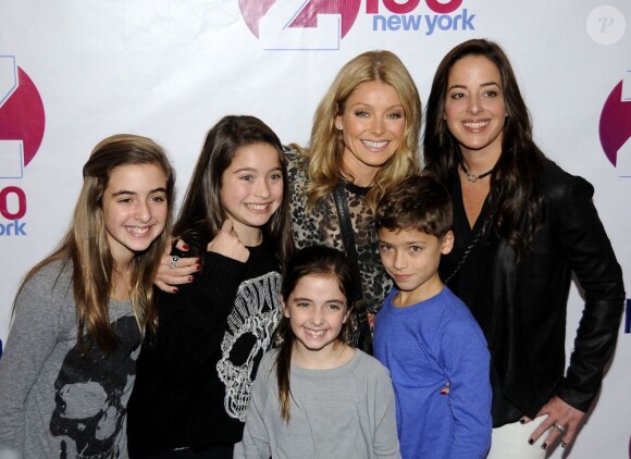 Kelly Ripa et deux de ses enfants, Lola et Joaquin Consuelos, et d'autres jeunes gens lors du Z100 Jingle Ball Concert au Madison Square de New York City, le 7 décembre 2012.
