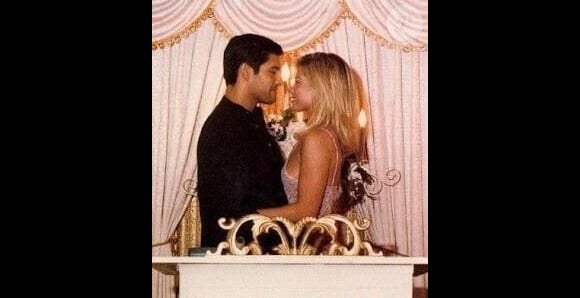 Kelly Ripa a fêté le 1er mai 2013 ses 17 ans d'union avec Mark Consuelos. La présentatrice a posté une photo de la cérémonie de mariage datant de 1996.