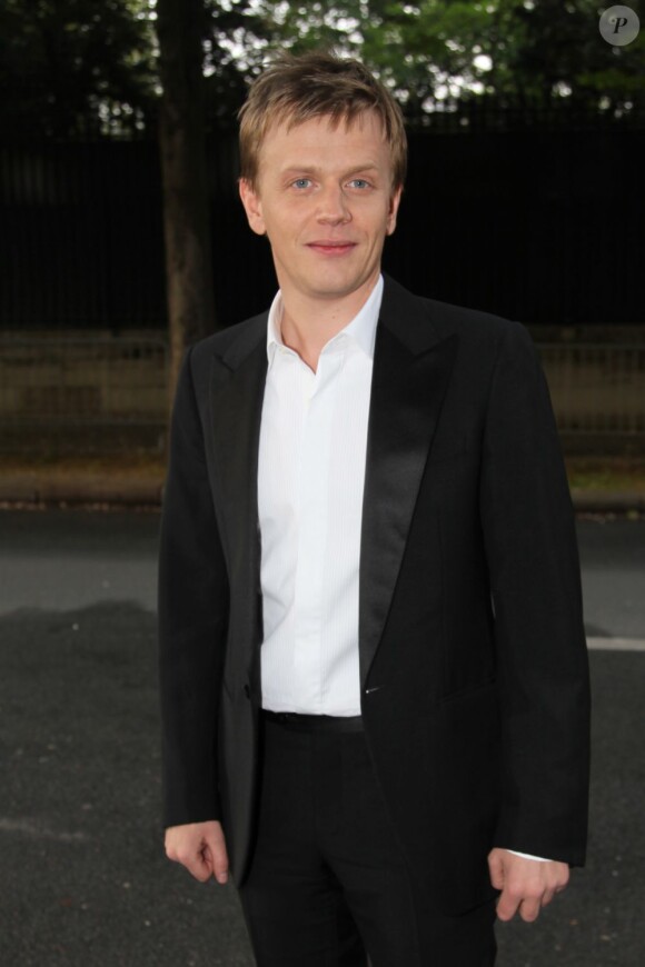 Alex Lutz arrive à l'enregistrement de l'émission Champs-Élysées au Studio Gabriel à Paris le 3 mai 2013. L'émission sera diffusée sur France 2 à 20h45 le 11 mai prochain.
