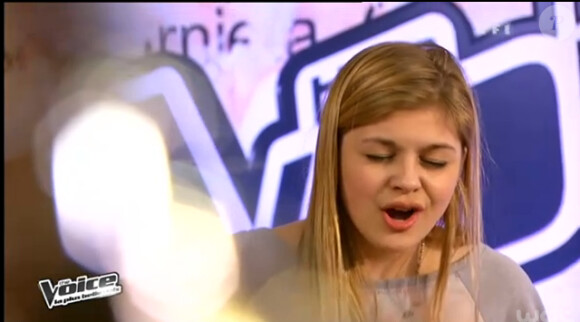 La jeune Louane, dans The Voice 2 sur TF1, le samedi 4 mai 2013.