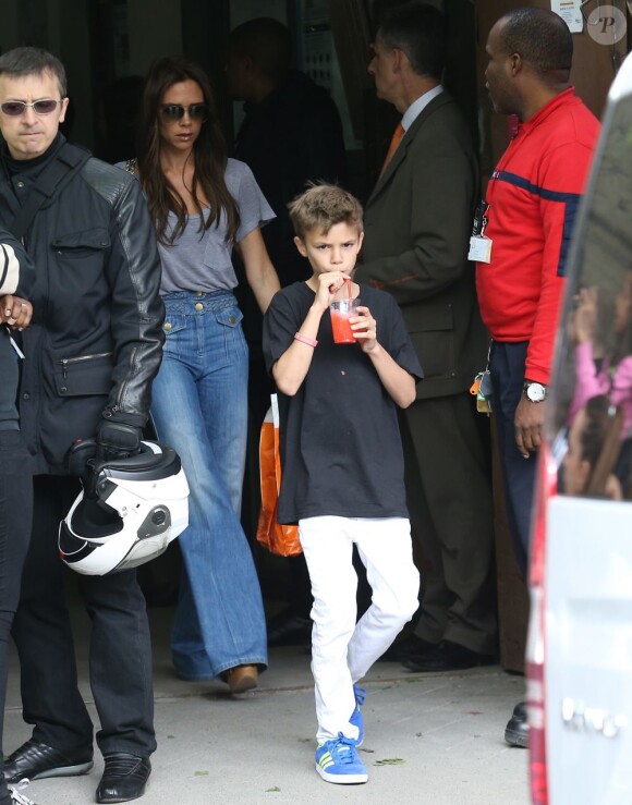 David et Victoria Beckham ont emmené leurs enfants Brooklyn, Romeo, Cruz et Harper au restaurant 'Le Jules Verne' situé au deuxième étage de la Tour Eiffel. A Paris le 5 mai 2013.