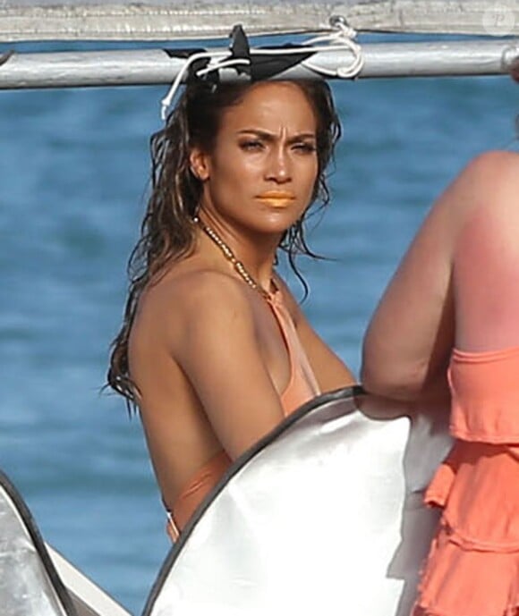 Jennifer Lopez, bronzée et sensuelle, et le rappeur Pitbull sur le tournage du nouveau clip "Live It Up" de Jennifer Lopez sur la plage à Miami, le 5 mai 2013. Casper Smart, le compagnon de Jennifer, ainsi que l'actrice Eva Marcille étaient également présents.