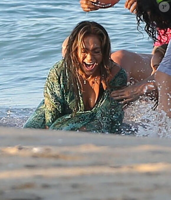 Jennifer Lopez à l'eau et le rappeur Pitbull sur le tournage du nouveau clip "Live It Up" de Jennifer Lopez sur la plage à Miami, le 5 mai 2013. Casper Smart, le compagnon de Jennifer, ainsi que l'actrice Eva Marcille étaient également présents.
