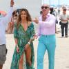 Jennifer Lopez très sexy et le rappeur Pitbull sur le tournage du nouveau clip "Live It Up" de Jennifer Lopez sur la plage à Miami, le 5 mai 2013. Casper Smart, le compagnon de Jennifer, ainsi que l'actrice Eva Marcille étaient également présents.