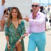 Jennifer Lopez et le rappeur Pitbull sur le tournage du nouveau clip "Live It Up" de Jennifer Lopez sur la plage à Miami, le 5 mai 2013. Casper Smart, le compagnon de Jennifer, ainsi que l'actrice Eva Marcille étaient également présents.