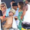 La chanteuse Jennifer Lopez et le rappeur Pitbull sur le tournage du nouveau clip "Live It Up" de Jennifer Lopez sur la plage à Miami, le 5 mai 2013. Casper Smart, le compagnon de Jennifer, ainsi que l'actrice Eva Marcille étaient également présents.