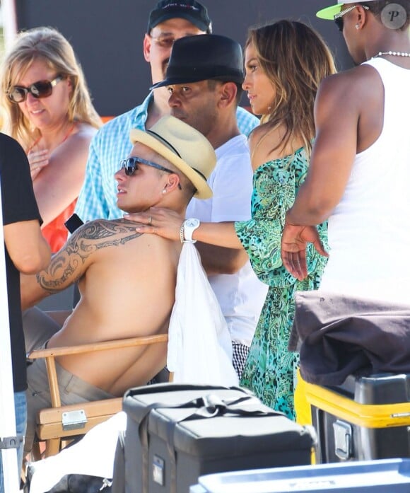 La chanteuse Jennifer Lopez et le rappeur Pitbull sur le tournage du nouveau clip "Live It Up" de Jennifer Lopez sur la plage à Miami, le 5 mai 2013. Casper Smart, le compagnon de Jennifer, ainsi que l'actrice Eva Marcille étaient également présents.