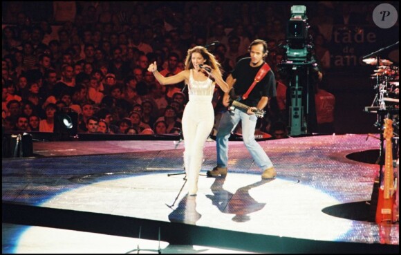 Céline Dion et Jean-Jacques Goldman, sur la scène du Stade de France, le 20 juin 1999.