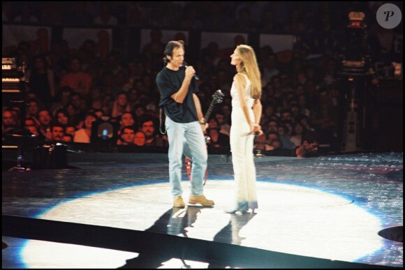 La diva Céline Dion et Jean-Jacques Goldman, sur la scène du Stade de France, le 20 juin 1999.