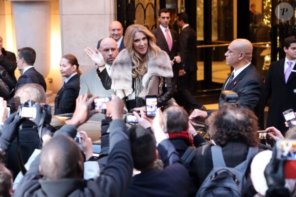 Céline Dion quitte son hôtel, le George V, pour se rendre sur le plateau de l'émission C à vous, à Paris, le 28 novembre 2012.