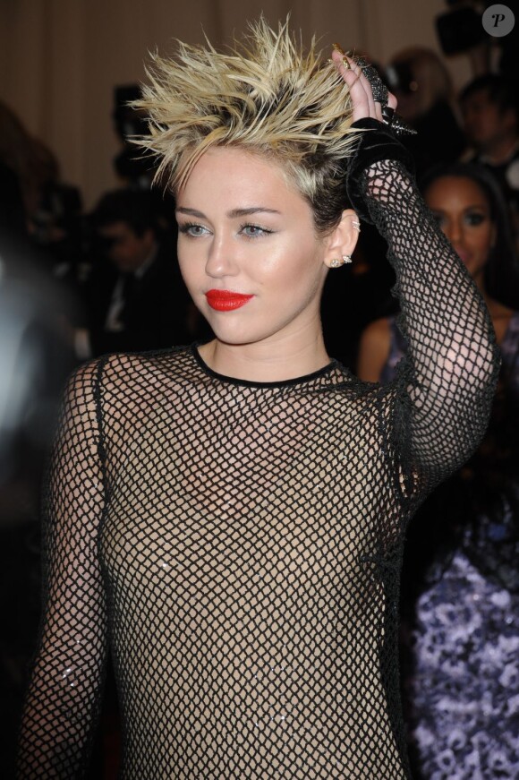 Miley Cyrus lors de la soirée du MET Ball 2013 à New York, le 6 mai 2013. La jeune femme était vêtue d'une robe Marc Jacobs et de chaussues Prada.