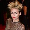 La jeune Miley Cyrus à la soirée du MET Ball 2013 à New York, le 6 mai 2013. La jeune femme était vêtue d'une robe Marc Jacobs et de chaussues Prada.