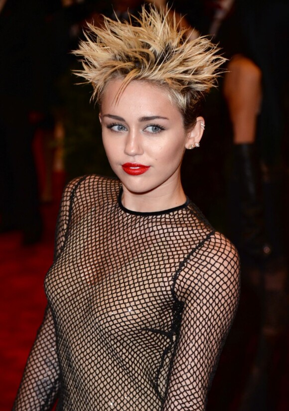 La jeune Miley Cyrus à la soirée du MET Ball 2013 à New York, le 6 mai 2013. La jeune femme était vêtue d'une robe Marc Jacobs et de chaussues Prada.