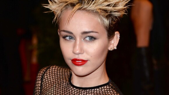 Miley Cyrus : Coupe en pétard et robe résille pour le MET Ball 2013