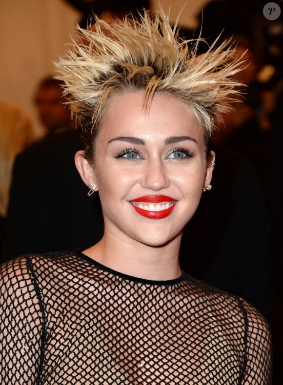 Miley Cyrus durant la soirée du MET Ball 2013 à New York, le 6 mai 2013. La jeune femme était vêtue d'une robe Marc Jacobs et de chaussues Prada.