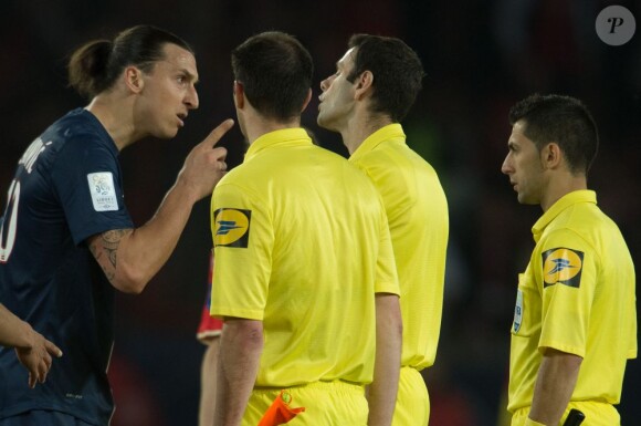 Zlatan Ibrahimovic, très mécontent après l'expulsion de Thiago Silva, explique son point de vue à l'arbitre lors du match entre le PSG et Valenciennes, le 5 mai 2013 à Paris