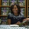 La First Lady Michelle Obama lors d'une séance de dédicace pour son livre "American Grown" dans lequel elle raconte l'histoire du potager de la Maison Blanche. Les recettes de la vente du livre seront reversées à la fondation Park Foundation. La dédicace s'est déroulée le 7 mai 2013 à Washington.