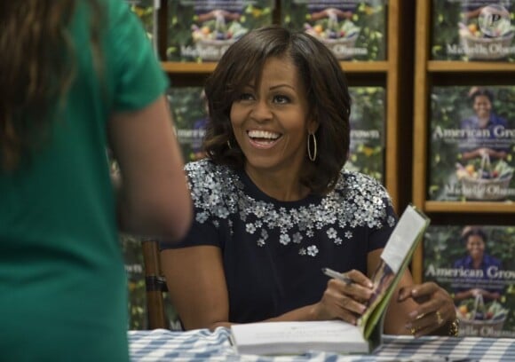 Michelle Obama lors d'une séance de dédicace pour son livre "American Grown" dans lequel elle raconte l'histoire du potager de la Maison Blanche. Les recettes de la vente du livre seront reversées à la fondation Park Foundation. La dédicace s'est déroulée le 7 mai 2013 à Washington.