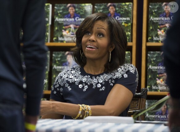 Michelle Obama lors d'une dédicace pour son livre "American Grown" dans lequel elle raconte l'histoire du potager de la Maison Blanche. Les recettes de la vente du livre seront reversées à la fondation Park Foundation. La dédicace s'est déroulée le 7 mai 2013 à Washington.