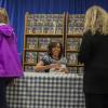 La First Lady Michelle Obama lors d'une séance de dédicace pour son livre "American Grown" dans lequel elle raconte l'histoire du potager de la Maison Blanche. Les recettes de la vente du livre seront reversées à la fondation Park Foundation. La dédicace s'est déroulée le 7 mai 2013 à Washington.