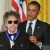 Le président des États-Unis Barack Obama remettait dans l'après-midi du 29 mai 2012 la Médaille présidentielle de la liberté à des personnalités majeures, dont Bob Dylan, dans la salle Est de la Maison Blanche.