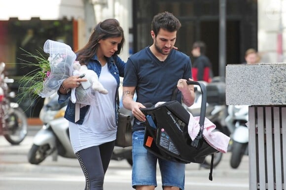 Cesc Fabregas et sa petite amie Daniella Semaan font leur première sortie avec leur fille Lia (1 mois) à Barcelone, le 7 mai 2013.