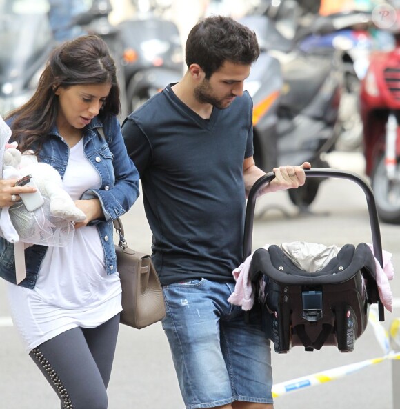 Cesc Fabregas et sa compagne Daniella Semaan font leur première sortie avec leur fille Lia (1 mois) à Barcelone, le 7 mai 2013.