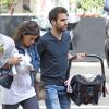 Le footballeur Cesc Fabregas et sa compagne Daniella Semaan font leur première sortie avec leur fille Lia (1 mois) à Barcelone, le 7 mai 2013.