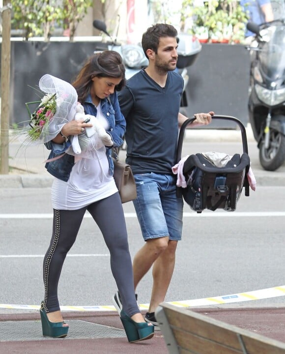 Le footballeur Cesc Fabregas et sa compagne Daniella Semaan font leur première sortie avec leur fille Lia (1 mois) à Barcelone, le 7 mai 2013.