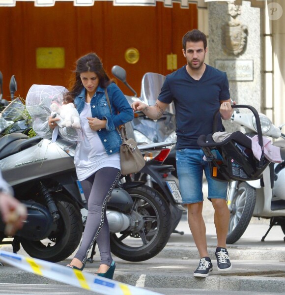 Cesc Fabregas du FC Barcelone avec sa petite amie Daniella Semaan, font leur première sortie avec leur fille Lia (1 mois) à Barcelone, le 7 mai 2013.