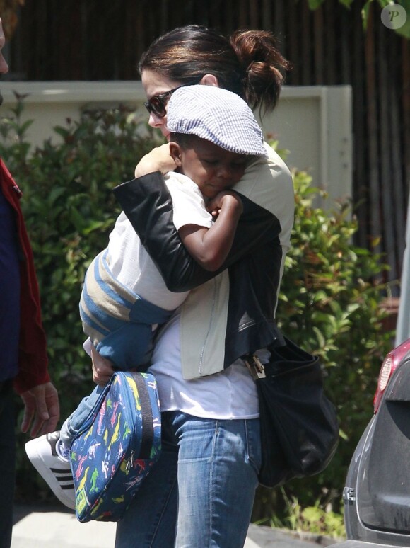 Sandra Bullock va chercher son fils Louis à l'école de Los Angeles le 9 mai 2013.