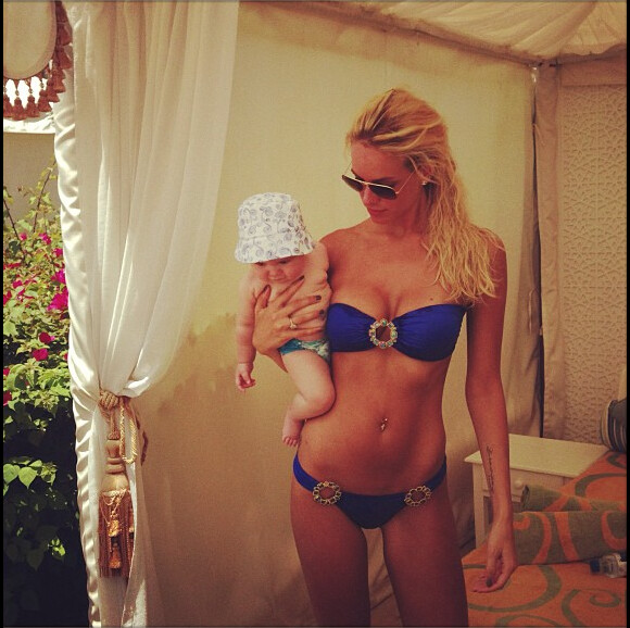 Le compte Instagram de Jade Foret - Jade Foret en maillot avec la petite Liva