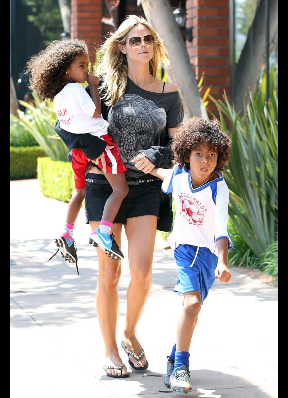 Heidi Klum et son petit ami Martin Kirsten se promènent en vélo avec les enfants d'Heidi, les adorables Leni, Henry, Johan et Lou à Los Angeles, le 11 mai 2013 - Journée sportive pour la famille Klum