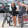Heidi Klum et son petit ami Martin Kirsten se promènent en vélo avec les enfants d'Heidi, les adorables Leni, Henry, Johan et Lou à Los Angeles, le 11 mai 2013