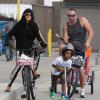 Heidi Klum et son petit ami Martin Kirsten se promènent en vélo avec les enfants d'Heidi, les adorables Leni, Henry, Johan et Lou à Los Angeles, le 11 mai 2013